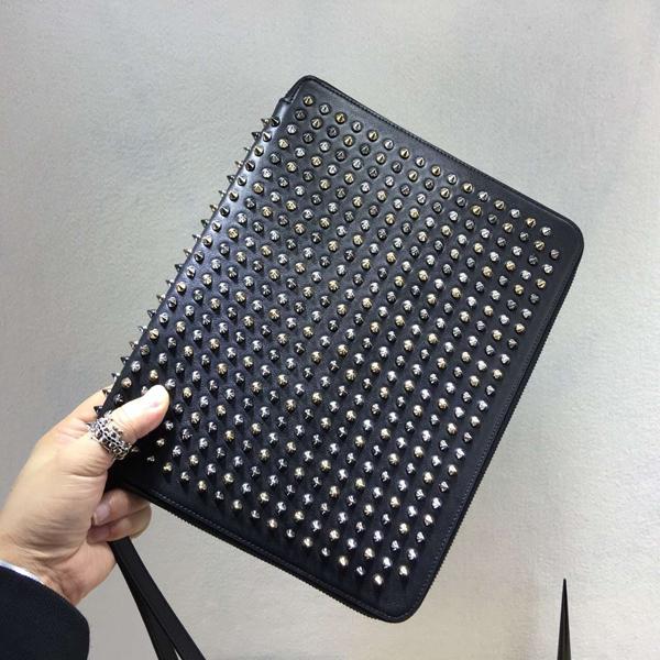 TOPセラー賞受賞 ルブタン 財布 コピー Spiked leather iPad case